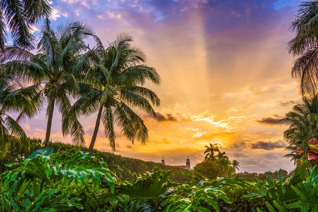 Beautiful sunrise over tropical waters representing a fresh start in Hawaii divorce journey