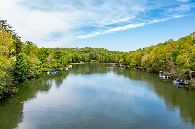 Tennessee lake landscape representing spousal support and alimony laws