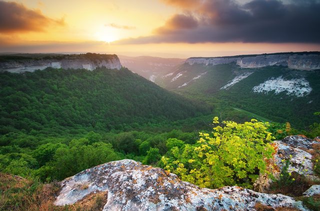 West Virginia mountain landscape representing custody and parenting plan guidance under state law
