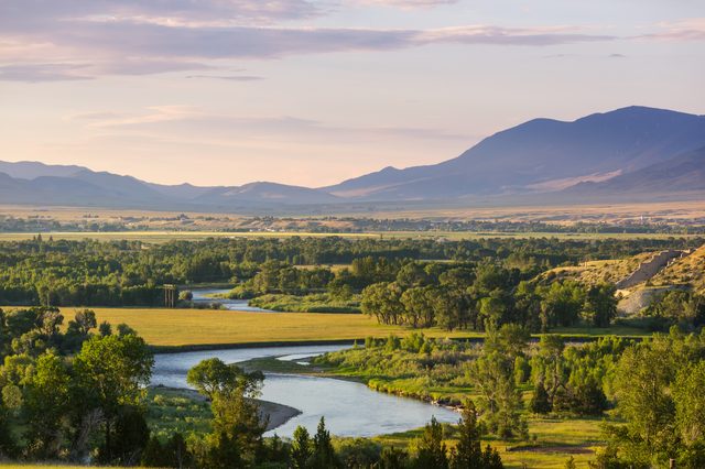 Wyoming mountain landscape representing spousal support and divorce financial planning under state alimony law